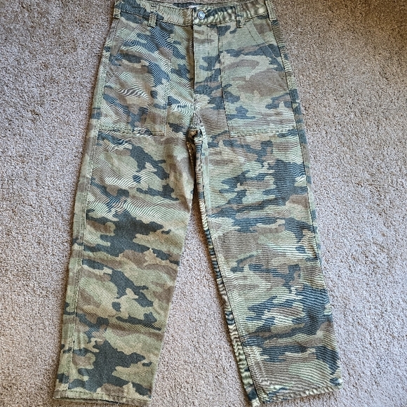 Free People We The Free Remy Camo Print
Cropped Pants - Picture 4 of 7